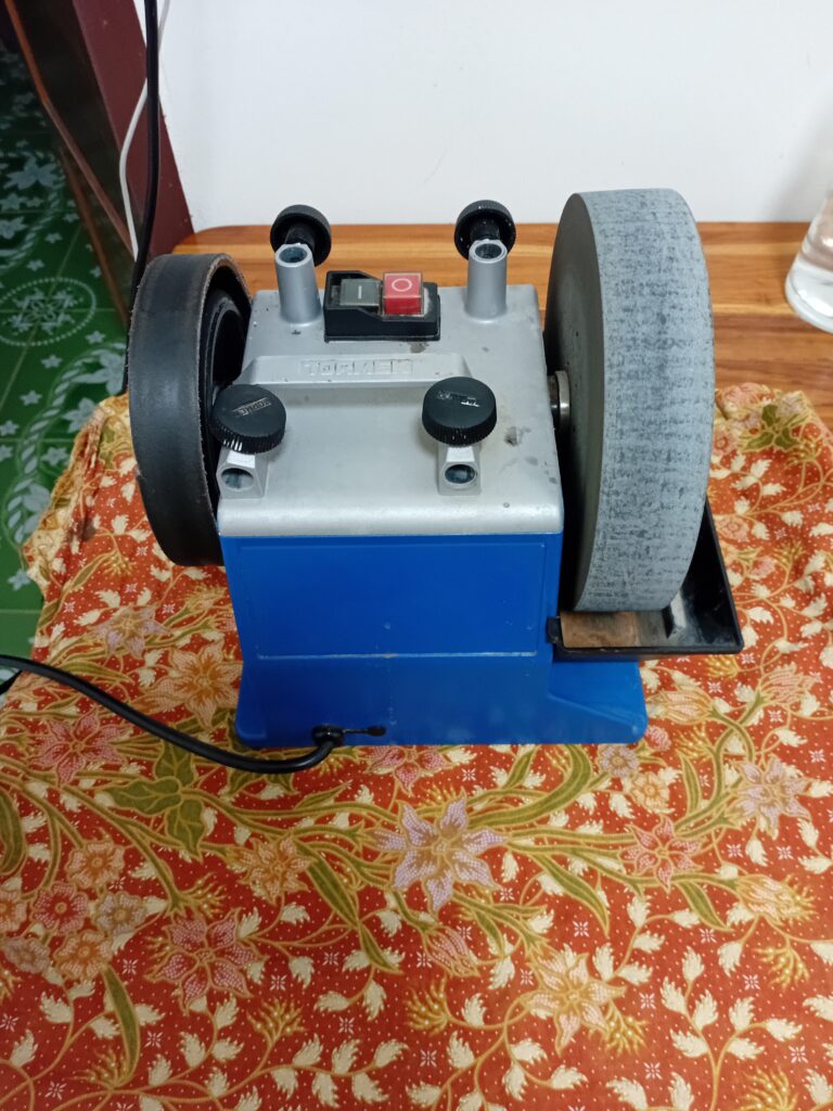 Links - Abziehscheibe, rechts - Schleifstein