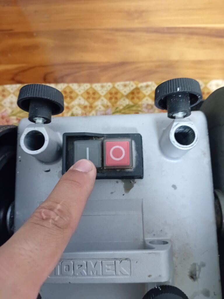 Schleifmaschine einschalten