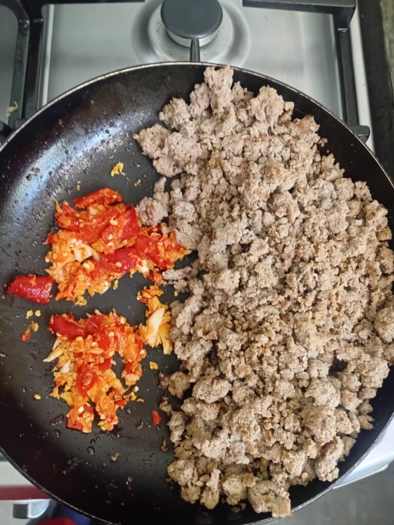 Würzige Paste zu Fleisch für Kra Pau Nuer dazugeben