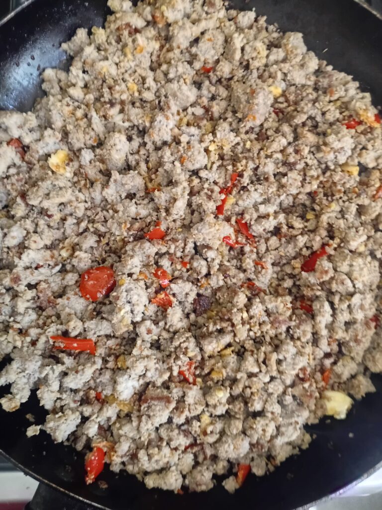 Würzige Paste und Fleisch für Kra Pau Nuer vermischen