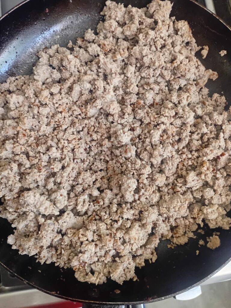 Fleisch für Kra Pau Nuer auf der Pfanne erhitzen