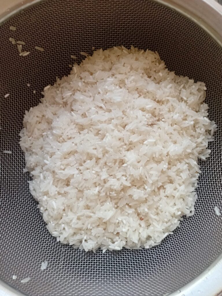 Reis für Kra Pau Nuer waschen