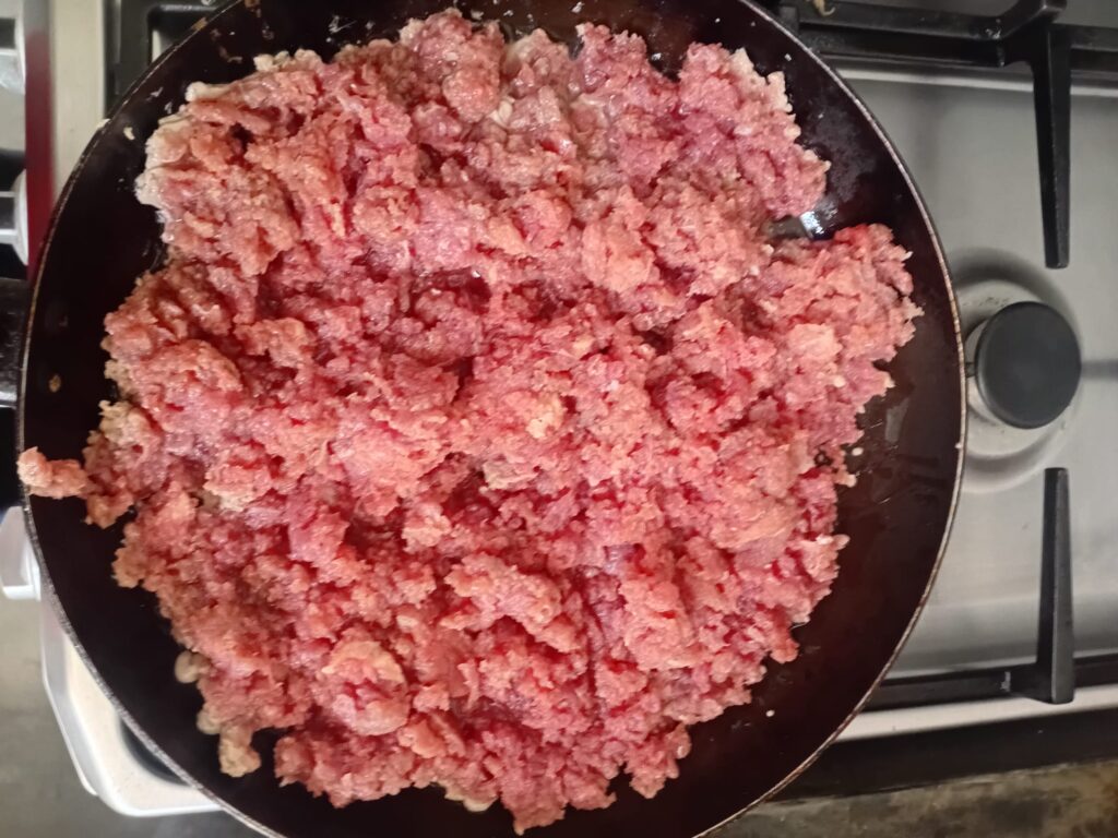 Fleisch für Kra Pau Nuer auf der Pfanne geben
