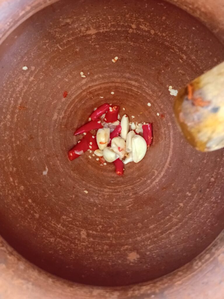 Chili und Knoblauch für Kra Pau Nuer zerstampfen
